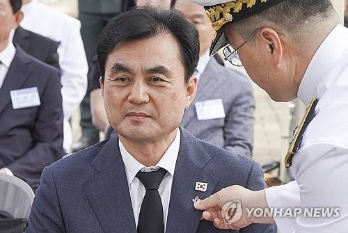 안규백 국방부 장관 후보자가 29일 경기도 평택시 해군 2함대사령부 충무동산에서 열린 ‘제2연평해전 승전 23주년 기념식’에 참석해 배지를 달고 있다. [평택=연합뉴스]