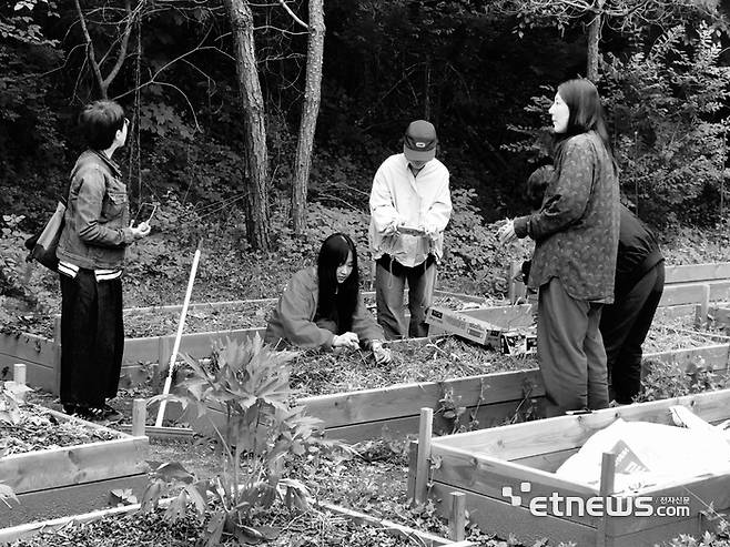 경기문화재단이 '경기 지역문화 활성화 지원' 공모사업의 일환으로 가평 '산으로 가는 길' 프로젝트를 진행하는 모습.