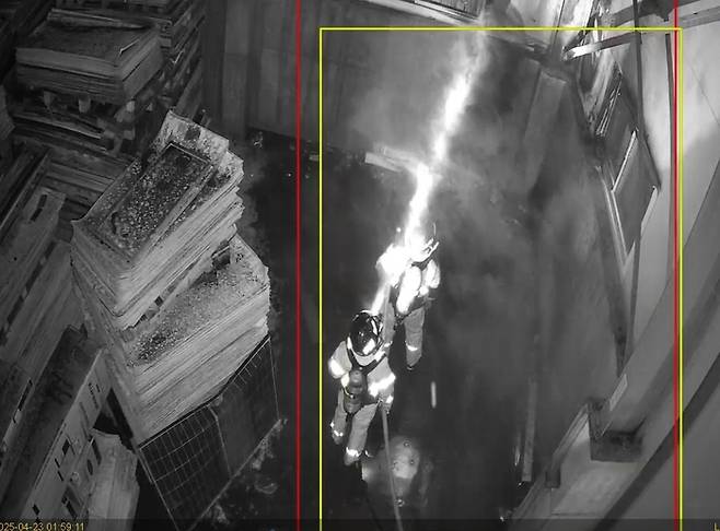 경북 김천시 전자부품 제조 사업장의 화재 진압 장면