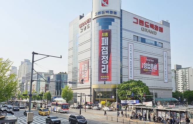 지난 5월을 끝으로 영업을 종료한 그랜드백화점 일산점 〈사진=연합뉴스〉