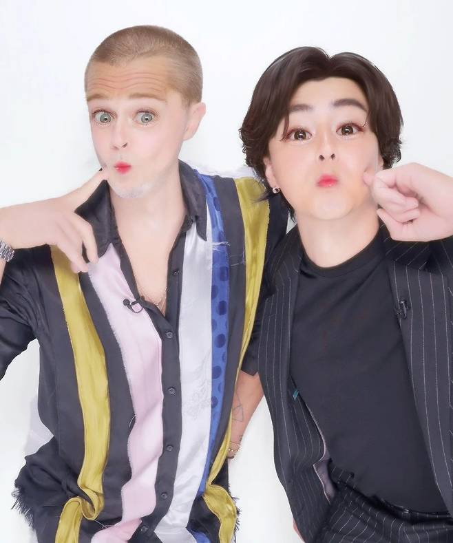 일본가서 스티커사진 찍은 브래드피트