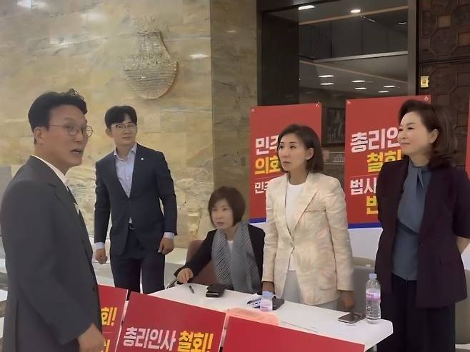 김민석 국무총리 후보자(맨 왼쪽)가 30일 오후 서울 여의도 국회 로텐더홀에서 농성 중인 나경원 국민의힘 의원(왼쪽 네 번째)과 대화를 나눴다. 김 후보자 오른쪽부터 국민의힘 박충권 김미애 의원, 나 의원, 김민전 의원(독자 제공)