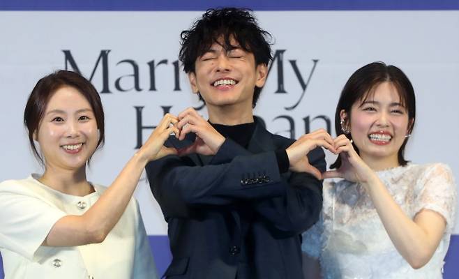 손자영 스튜디오 드래곤 책임 프로듀서(왼쪽부터), 일본 배우 사토 타케루, 코시바 후우카가 지난 26일 오후 서울 구로구 라마다 신도림 호텔에서 열린 아마존 오리지널 일본 드라마 '내 남편과 결혼해줘' 일본판 제작발표회에서 포즈를 취하고 있다. 뉴시스