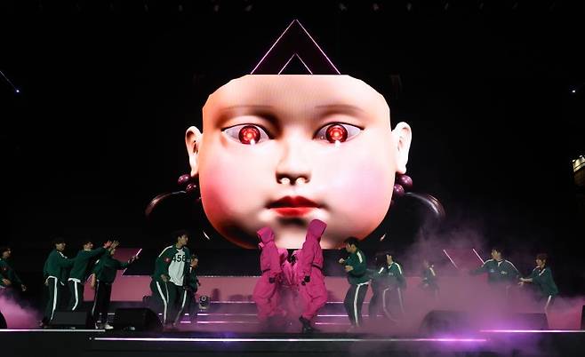 지난 28일 서울 중구 서울광장에서 열린 오징어게임3 팬 이벤트 행사에서 무대 퍼포먼스가 펼쳐지고 있다. 뉴시스