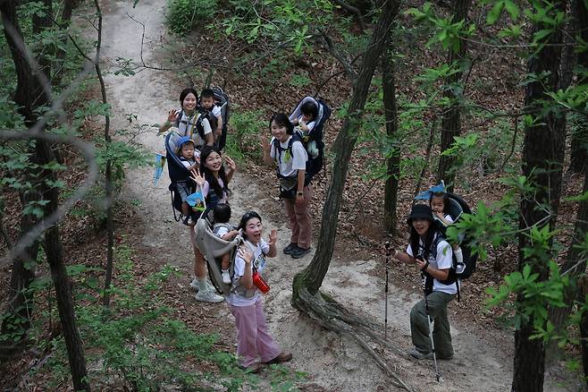 베이비 하이킹 클럽 회원들이 19일 오후 경기도 남양주시 불암산 애기봉에 오르고 있다. 백소아 기자 thanks@hani.co.kr