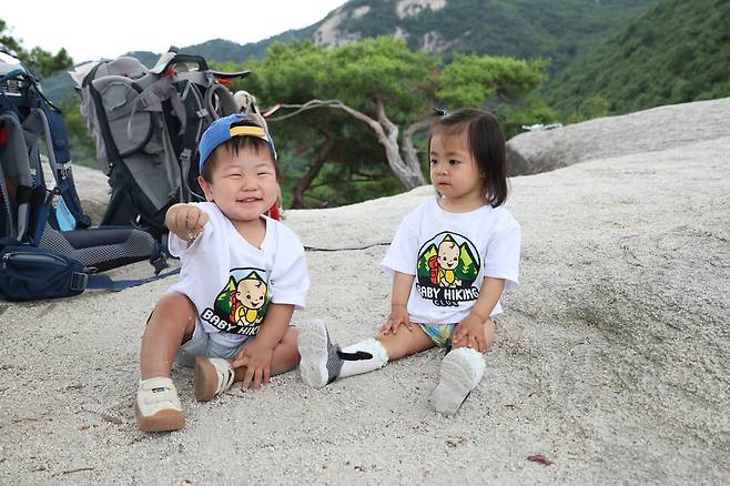 베이비 하이킹 클럽 인주호군(왼쪽)과 장서우양이 19일 오후 경기도 남양주시 불암산 애기봉에 모래놀이를 하고 있다. 백소아 기자 thanks@hani.co.kr
