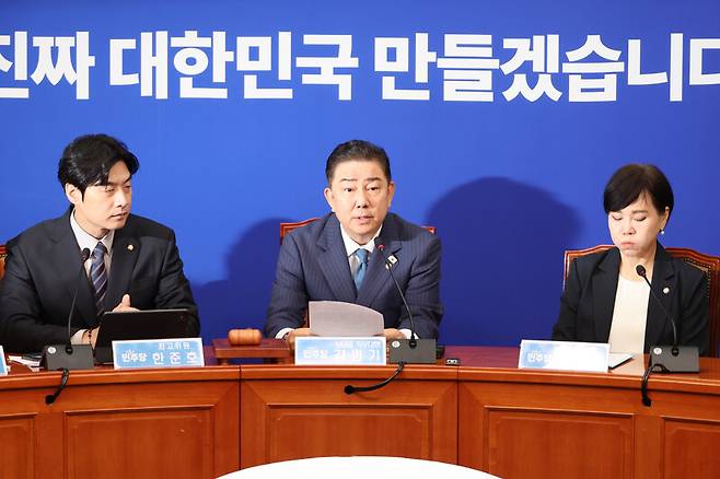 김병기 더불어민주당 당대표 직무대행 겸 원내대표가 30일 서울 여의도 국회에서 열린 최고위원회의에서 발언하고 있다. 연합뉴스