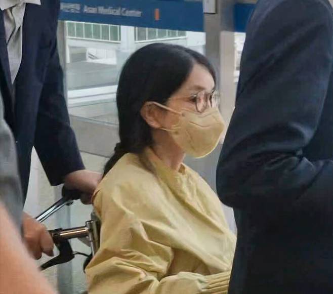 특별검사팀 출범을 앞두고 우울증 등 지병을 이유로 입원했던 김건희 여사가 27일 서울 송파구 서울아산병원에서 윤석열 전 대통령이 미는 휠체어에 탄 채 퇴원하고 있다. 연합뉴스