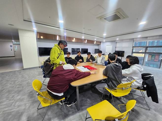 전문대학들이 발빠르게 AI, 바이오, 신재생에너지 등 미래 먹거리 산업을 선도할 맞춤형 학과를 신설, 졸업 후 곧바로 취업으로 이어지는 커리큘럼을 운영하고 있다. 서일대 AI게임융합학과 제공