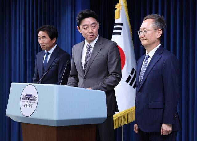 지난 29일 강훈식 대통령 비서실장(가운데)이 봉욱 신임 민정수석(오른쪽)을 소개하고 있다. 연합뉴스