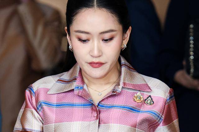 패통탄 친나왓 태국 총리가 지난 24일 태국 방콕 정부청사에서 내각 회의를 마친 뒤 침통한 표정으로 나오고 있다. 방콕=로이터 연합뉴스