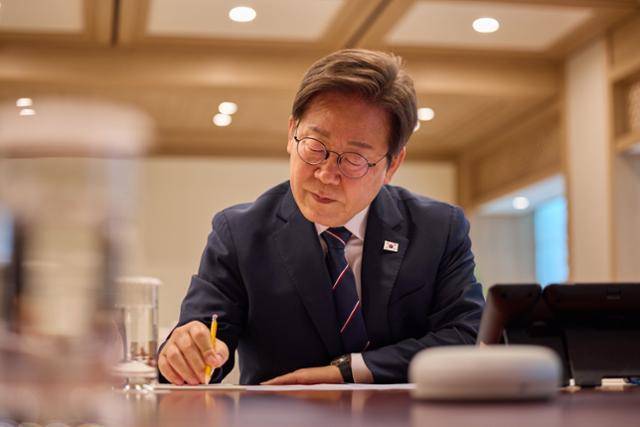 이재명 대통령이 23일 서울 용산구 대통령실 청사 집무실에서 프라보워 수비안토 인도네시아 대통령과 취임 후 첫 전화 통화(블루투스 스피커)를 하고 있다. 대통령실 제공