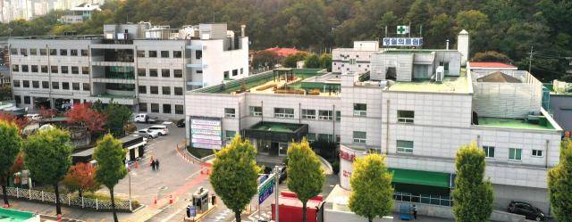 포괄 2차 종합병원 지원사업에 참여하는 영월의료원. 17개 진료과, 188개 병상을 갖춘 영월의료원은 영월, 평창, 정선을 아우르는 유일한 종합병원이다. 영월의료원 제공