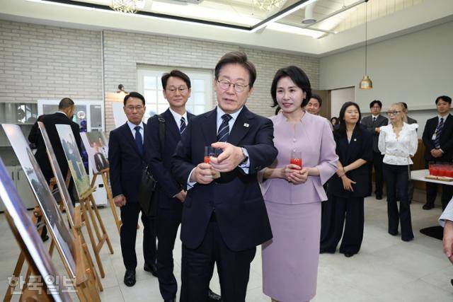 이재명 대통령과 부인 김혜경 여사가 30일 서울 용산구 대통령실 파인그라스에서 열린 문화예술계 수상자 간담회 '문화강국의 꿈, 세계로 나아가는 대한민국' 행사에서 K컬처 주역들의 활약상이 담긴 사진을 보고 있다. 왕태석 선임기자