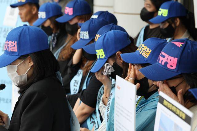 제주항공 여객기 참사 유가족들이 지난달 23일 서울 강서구 김포공항 국내선 청사 앞에서 사고 진상 규명과 책임 있는 자세를 촉구하는 기자회견을 하며 오열하고 있다. 연합뉴스