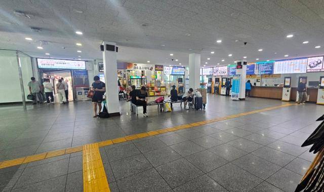 29일 전주시외버스터미널에 이용객들이 버스를 기다리고 있다. 전주시외버스터미널은 1973년 6월 지어진 이후 일부 공간을 개·보수한 것 외에는 예전 모습 그대로 유지하고 있다. 김혜지 기자