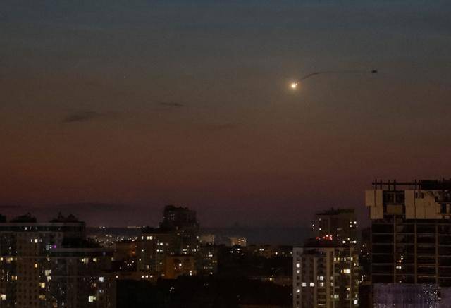 러시아의 대규모 야간 공습이 발생한 28일 우크라이나 키이우에 무인기(드론)가 폭발하고 있다. 키이우=로이터 연합뉴스