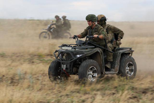 러시아 군인들이 28일 차량화 소총 연대와 함께 군사 훈련을 받고 있다. 러시아군 제공·타스 연합뉴스