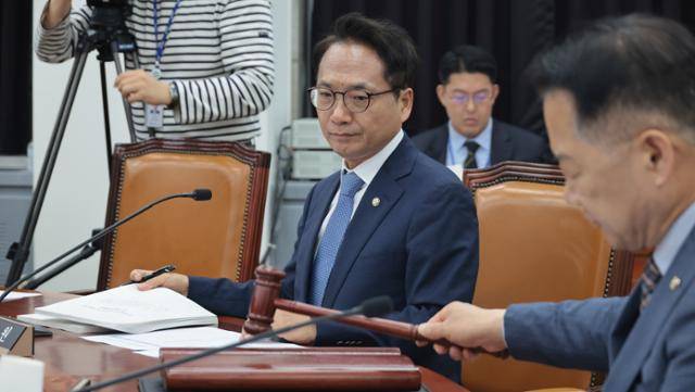 박선원 더불어민주당 의원이 서울 여의도 국회에서 열린 정보위원회 전체회의에 참석하고 있다. 뉴시스