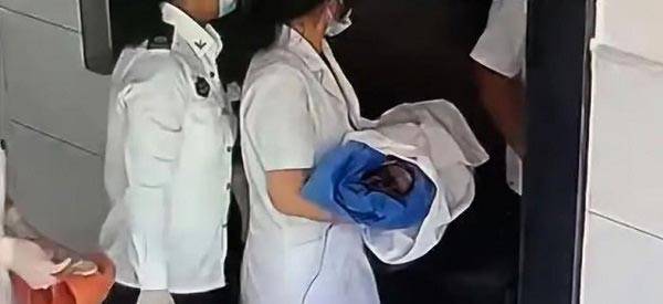 리씨가 낳은 아들을 들고 있는 의료진./사진=사우스차이나모닝포스트