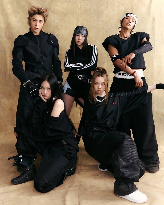 올데이 프로젝트. (사진=더블랙레이블 제공)