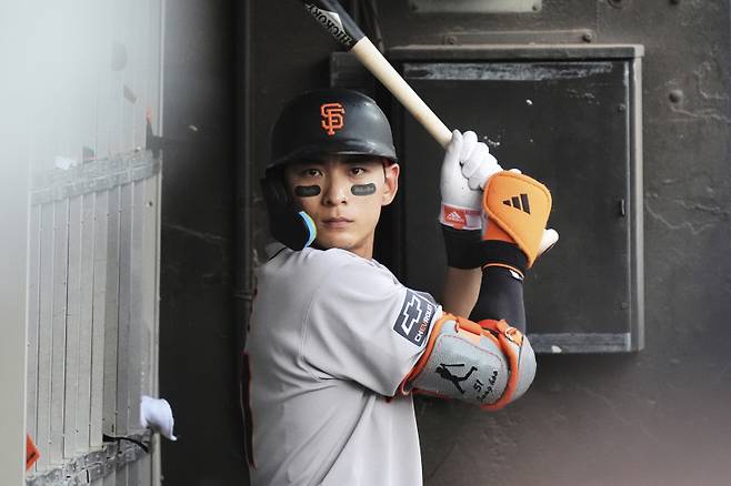 <yonhap photo-0984=""> San Francisco Giants' Jung Hoo Lee, of South Korea, warms up in the dugout during the ninth inning of a baseball game against the Chicago White Sox in Chicago, Sunday, June 29, 2025. (AP Photo/Nam Y. Huh)/2025-06-30 06:43:03/ <저작권자 ⓒ 1980-2025 ㈜연합뉴스. 무단 전재 재배포 금지, AI 학습 및 활용 금지></yonhap>