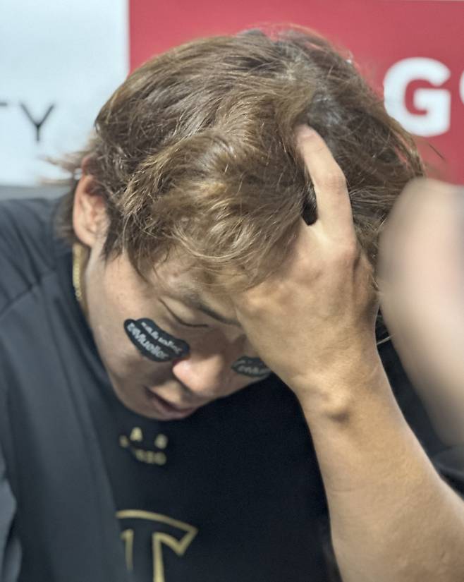 KIA 고종욱이 29일 잠실 LG전 승리 후 취재진과 인터뷰하던 중에 울먹이고 있다. 잠실=이형석 기자&nbsp;