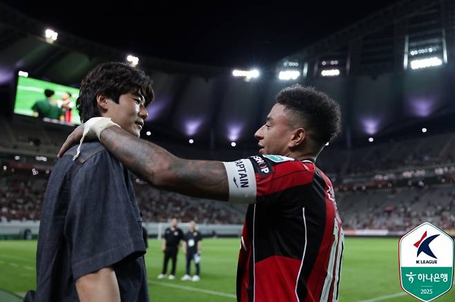 인사를 나누는 기성용(왼쪽)과 린가드. 사진=프로축구연맹