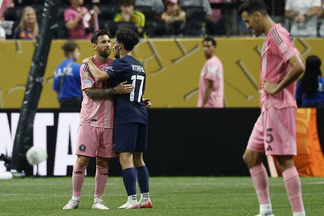 <yonhap photo-0295="">30일 2025 FIFA 클럽 월드컵 16강전 중 포옹하는 인터 마이애미 메시와 PSG 비티냐. EPA=연합뉴스</yonhap>