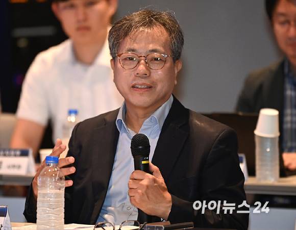 장병탁 서울대 AI연구원장이 27일 오전 서울시 관악구 서울대에서&nbsp;열린 K휴머노이드연합&nbsp;창립총회에서 인사말을 하고 있다.[사진=곽영래 기자]