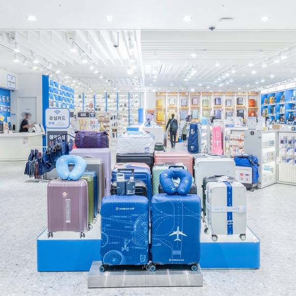 대한항공과 트래블메이트가 인천공항 2터미널 3층 트래블메이트 매장(D게이트 근처)에서 대한항공 굿즈를 판매하고 있다. [사진=대한항공 인스타그램]