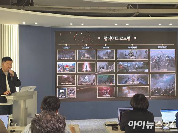 김효재 엔엑스쓰리게임즈 PD가 지난 24일 경기 성남시에 위치한 스마일게이트 메가포트지점에서 열린 '로드나인' 1주년 기자간담회에서 향후 업데이트 로드맵을 발표하고 있다. [사진=박정민 기자]