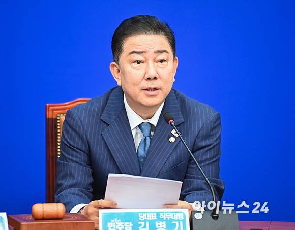더불어민주당 김병기 당대표 직무대행 겸 원내대표가 30일 오전 서울 여의도 국회에서 열린 최고위원회의에서 발언하고 있다. [사진=곽영래 기자]