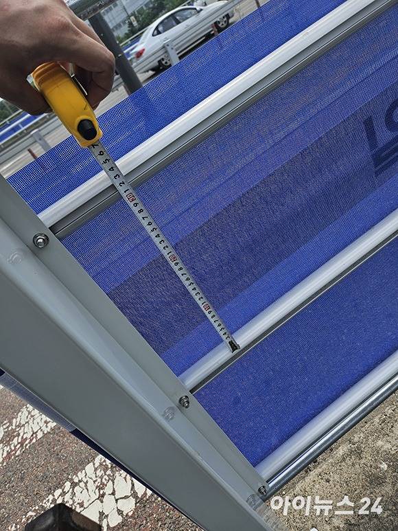 서울 상암교 난간은 상하 난간대 간 간격이 30cm로 안전 기준인 15cm 이하를 초과한 상황이다. [사진=홍성효 기자]