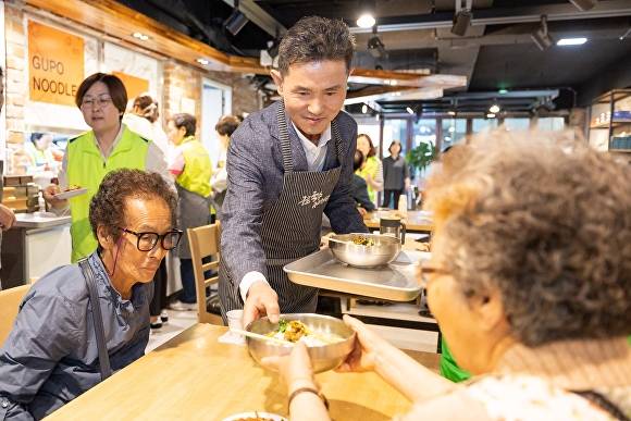 오태원 부산 북구청장이 가정의달 행사에서 봉사활동을 하고 있다. [사진=부산 북구]