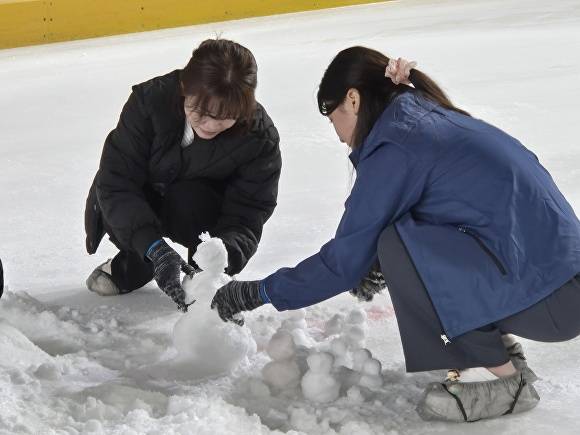 여름방학을 맞아 청주실내빙상장에서 ‘한여름 눈싸움 놀이, 얼음 눈사람 만들기’ 프로그램을 오는 7월 6일부터 8월 31일까지 운영한다. [사진=청주시설공단]