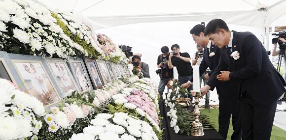 배정수 화성시의장과 정명근 시장이 헌화하고 있다. [사진=화성특례시의회]