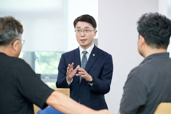 류제명 과기정통부 2차관이 30일 정부세종청사 과기정통부 기자실을 찾아 출입기자들과 이갸기를 나누고 있다. [사진=과기정통부]