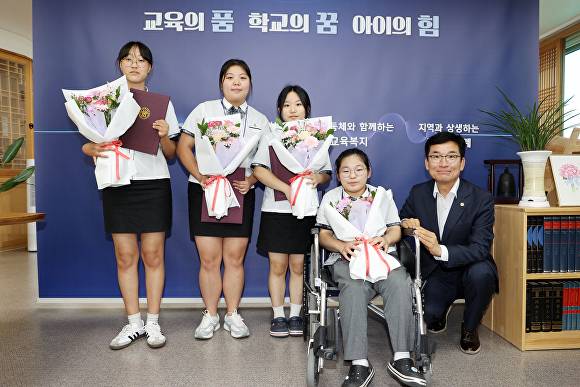 30일 장애공감문화조성 유공 학생 표창을 받은 청주여상 신민정·안수영·박지민·박지수 학생(왼쪽부터)이 교육감 집무실에서 윤건영(맨 오른쪽) 교육감과 기념 촬영을 하고 있다. [사진=충북교육청]