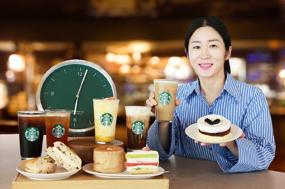 스타벅스가 저녁 6시 이후 푸드와 함께 주문하면 모든 제조 음료 30% 할인 혜택을 제공하는 '굿 이브닝 이벤트'를 진행한다. [사진=스타벅스코리아]