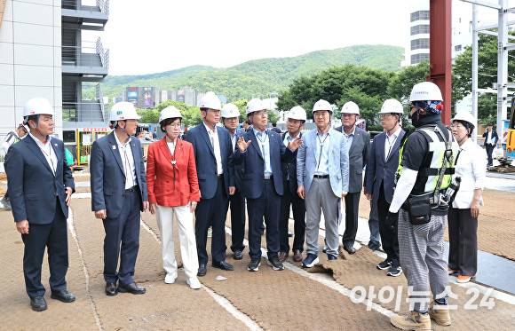 30일 국회 '2025 아시아태평양경제협력체(APEC) 정상회의 지원 특별위원회'가 경주를 방문해 준비상황을 점검하고 있다. [사진=경북도청]