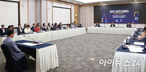 30일 국회 '2025 아시아태평양경제협력체(APEC) 정상회의 지원 특별위원회'가 경주를 방문해 준비상황을 점검하고 있다. [사진=경북도청]