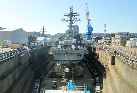 2023년 일본 요코스카 미국 해군기지 4번 도크에서 미 해군 제7함대 사령부 소속 함정을 수리하는 모습. 중앙포토