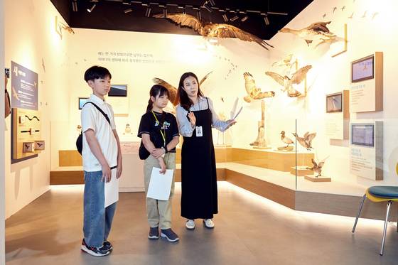소중 학생기자단이 현혜정(맨 오른쪽) 사무관과 함께 새들의 비행 방법, 새와 비행기의 유사성 등 다양한 정보를 살폈다.