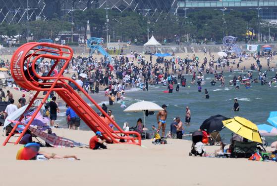 지난 29일 부산 해운대 해수욕장에서 피서객이 물놀이를 하며 더위를 식히고 있다. 연합뉴스