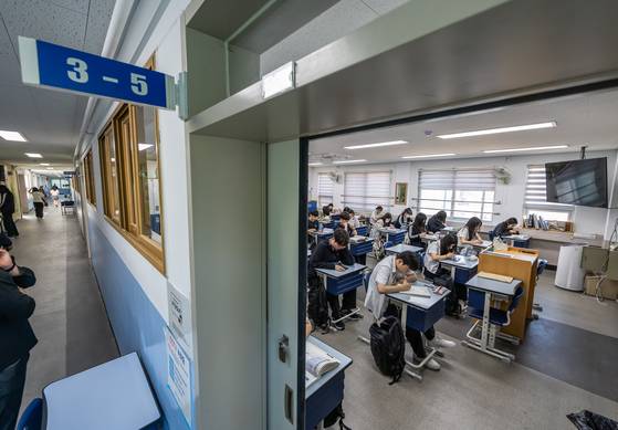 대학수학능력시험 6월 모의평가 시행일인 4일 오전 서울 금천구 금천고등학교에서 학생들이 시험 준비를 하고 있다. 사진공동취재단