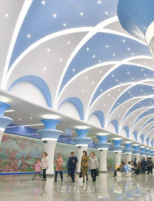 조선신보는 30일 북한 평양의 지하철이 편리하게 변하고 있다고 보도했다. 조선신보=연합뉴스