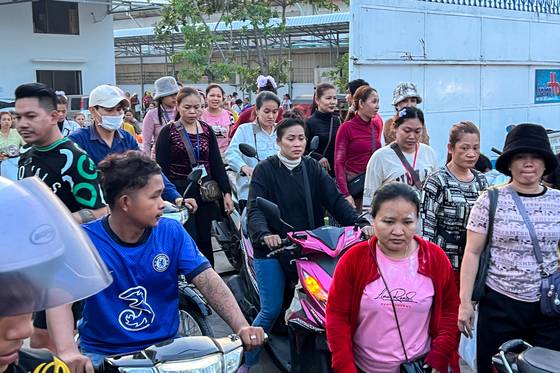 2025년 4월 9일 캄보디아 프놈펜의 하이탄 HB 공장에서 청바지를 생산하는 리바이스 공장 직원들이 공장을 떠나고 있다. 로이터=연합뉴스