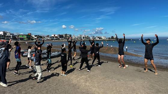 30일 오전 제주도리초등학교 학생들이 제주해경을 통해 제주바다 생존수영을 배우기에 앞서 안전 체조를 하고 있다. 최충일 기자
