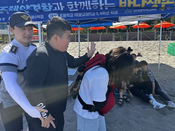 30일 오전 제주도리초등학교 학생들이 제주해경을 통해 기도폐쇄대응법(하임리히법)을 배우고 직접 체험하고 있다. 최충일 기자